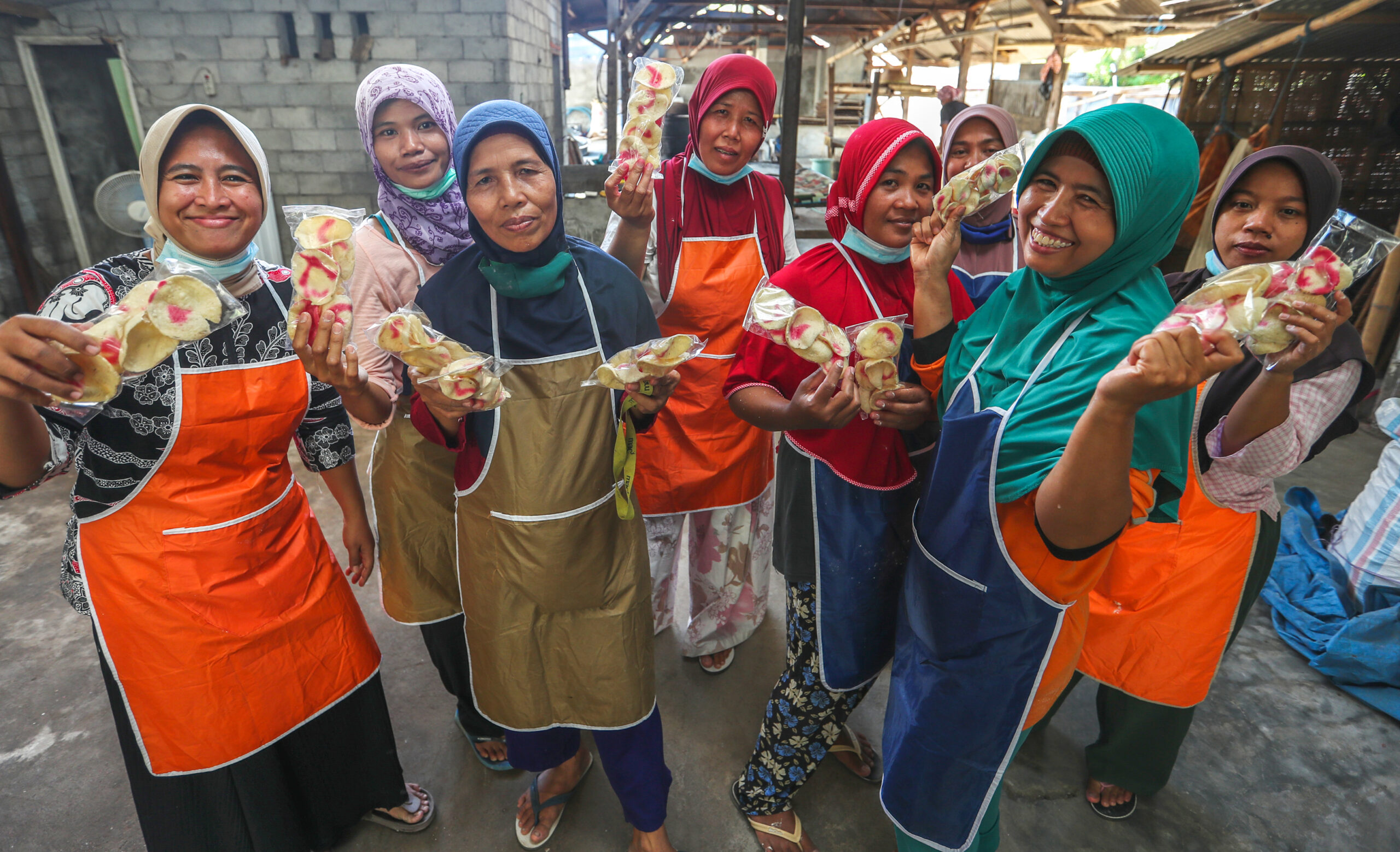 Training facilitators from Vena Energy, Mataram University, and the local government helped the women of Jeger Buana Lombok to expand their market for their cassava chips business.