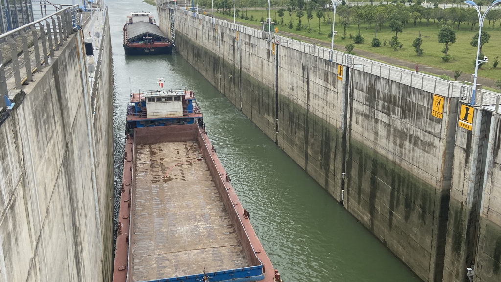 Construction of a navigation and hydropower complex included a ship lock to enable the passage of vessels, sluice gates to control river flows, and a hydropower generation plant. Photo:  ADB.