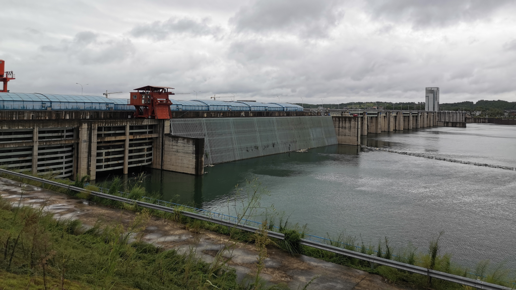 Improved inland waterway navigation has eliminated the "bottleneck" in the middle reaches of the Xiang River, allowing 1.000 deadweight ton ships to navigate from Jinweizhou on the Xiang River to the Yangtze River. Photo: ADB.